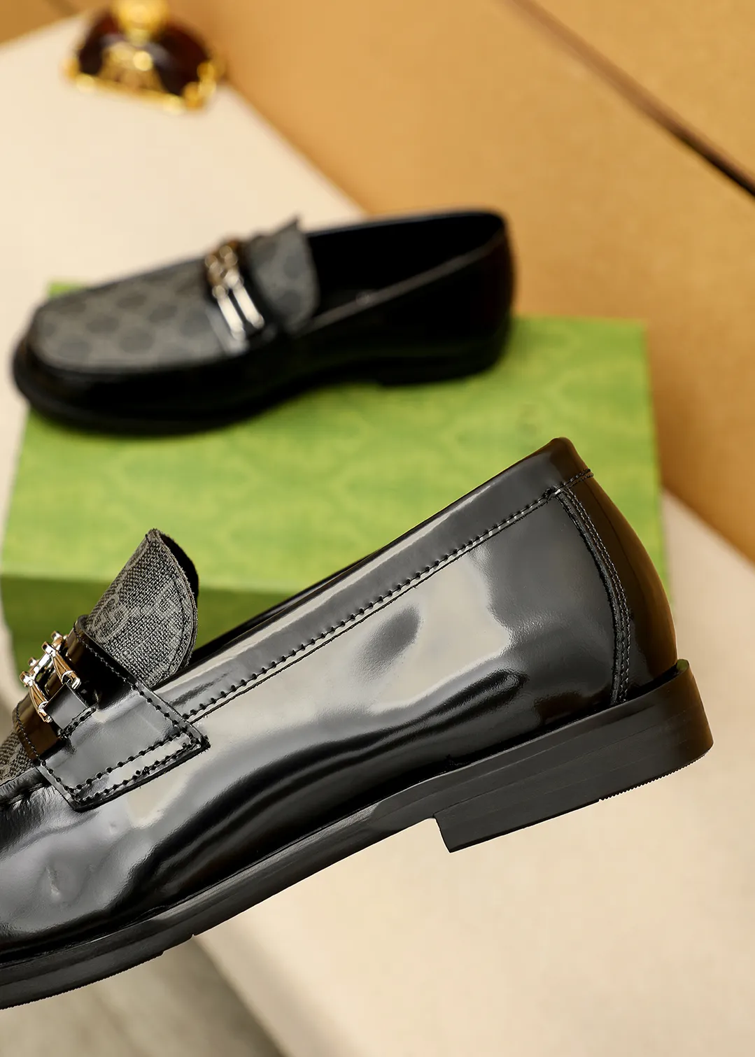 Men's shoes 💰480 💐 Product trademark: GUCCI "Gucci" casual leather shoes Regular size: 38-44 (45.46🉑️customized) Product materials: Selected imported first-layer calfskin embossed upper + luxury hardware buckle, imported water-dyed cowhide leather lining. Strong three-dimensional visual effect, original outsole color: 2 colors available